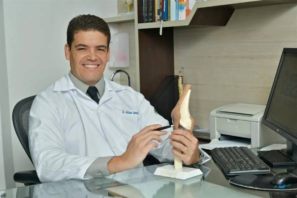 Dr. Adriano Leonardi, reconhecido ortopedista de joelho em SP 