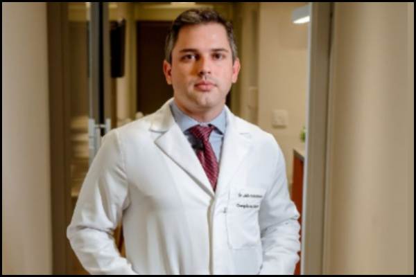 O Dr. João Emílio Pinheiro é amplamente reconhecido como um dos melhores médicos digestivos em São Paulo