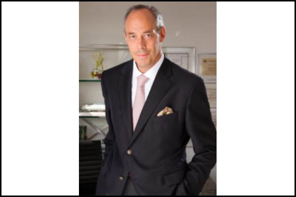 O Dr. Bernardo Froes é amplamente reconhecido entre os melhores cirurgiões de blefaroplastia