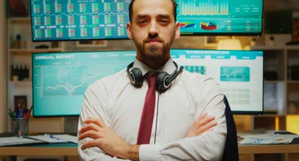 analistas de dados - analista de dados em frente a telas de dados do mercado de ações