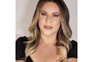 Priscila Oliveira é uma das melhores maquiadoras profissionais de São Paulo, admirada por sua técnica refinada e estilo elegante