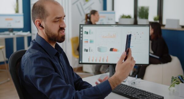 gestores de tráfego digital - um gestor de tráfego digital falando em um telefone celular com um cliente