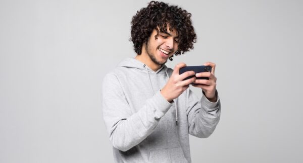melhores celulares para jogos - jovem jogando jogos em um celular