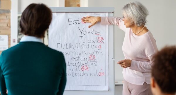 escolas de espanhol - professora ensinando espanhol aos seus alunos