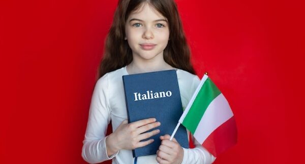 escolas de italiano - menina com um dicionário italiano e uma bandeira da Itália