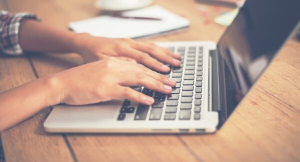 melhores marcas de notebook - Homem usando um Notebook