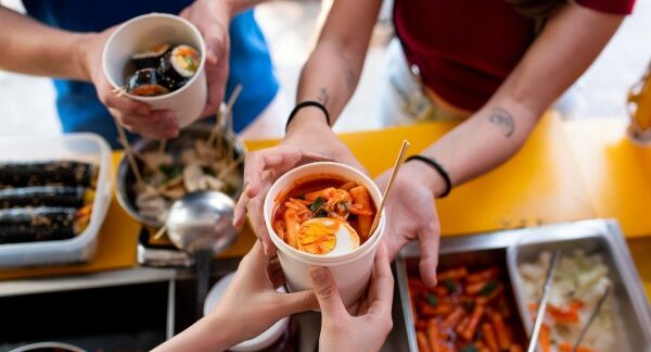 melhores tours gastronômicos - casal pegando seu pedido de comida em um restaurante