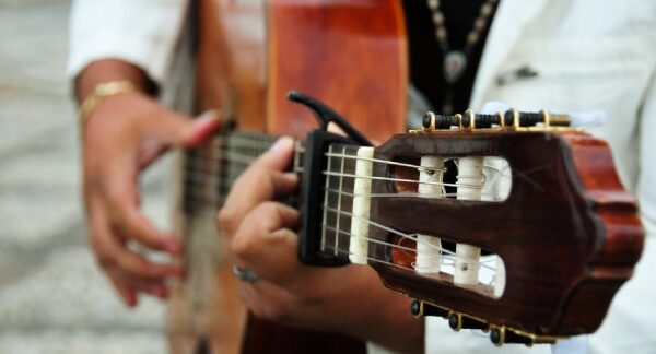 melhores ritmos típicos do São Paulo - homem tocando guitarra